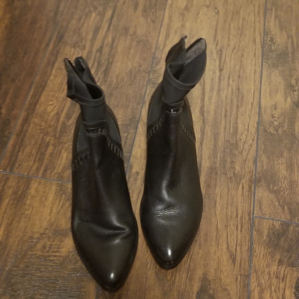 Ankle boots laser cut